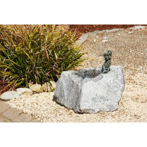 Gartenbrunnen Granittrog mit Bronze Junge Fabio